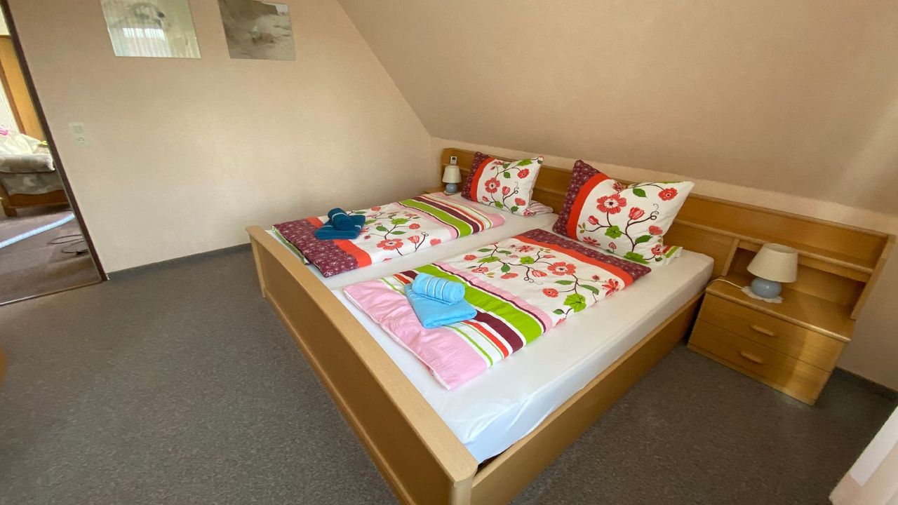 Schlafbereich. 1 Schlafzimmer mit Doppelbett und Schrank Schlafbereich. 1 Schlafzimmer mit Doppelbett und Schrank